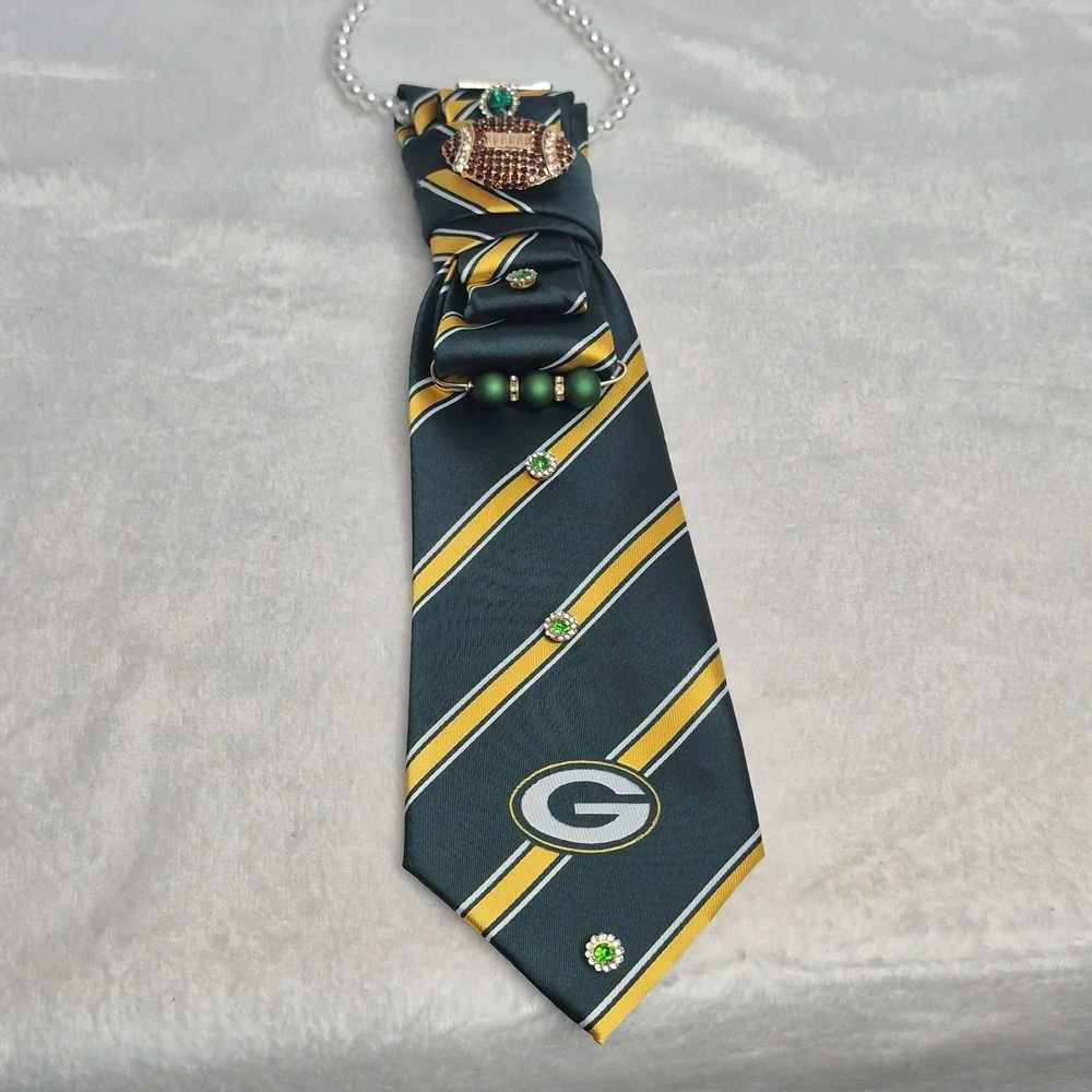 Handcrafted Luxury Fashion Necktie Necklace 📿 (PACKERS)